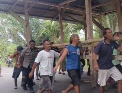 Bhabinkamtibmas Polsek Bambalamotu Bergotong Royong Bantu Warga Pindahkan Rumah Panggung, Pererat Silaturahmi