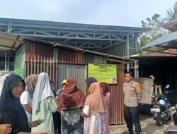 Bhabinkamtibmas Polsek Bambalamotu Awasi Pembagian Kupon Gas LPG Subsidi di Desa Randomayang, 100 KK Mendapat Bantuan