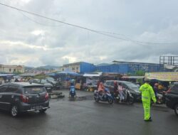 Hindari Kecelakaan, Ditlantas Polda Sulbar Atur Lalu Lintas dan Beri Penyuluhan Saat Jalan Basah