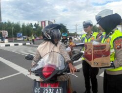 Ramadhan Berkah: Ditlantas Polda Sulbar Bagikan Takjil dan Himbau Keselamatan Lalu Lintas