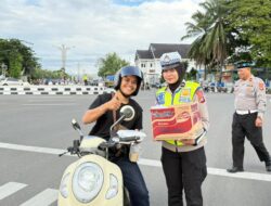 Gabungkan Kepedulian Sosial dan Kampanye Keselamatan, Ditlantas Polda Sulbar Bagikan Takjil Jelang Buka Puasa