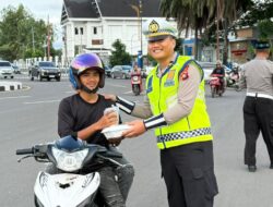 Di Bulan Ramadhan, Polri Sulbar Tunjukkan Sisi Humanis Lewat Pembagian Takjil dan Himbauan Lalu Lintas