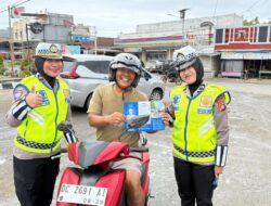 Ditlantas Polda Sulbar Bagikan Leaflet, Himbau Tertib Helm dan Keselamatan Lalu Lintas