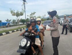 Ditlantas Polda Sulbar Bagikan Takjil Ramadan, Sampaikan Pesan Keselamatan Lalu Lintas