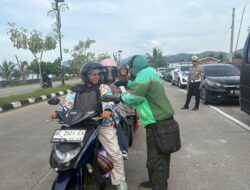 Jelang Berbuka Puasa, Ditlantas Polda Sulbar Gelar Kegiatan Berbagi dan Penyuluhan Keselamatan Lalu Lintas