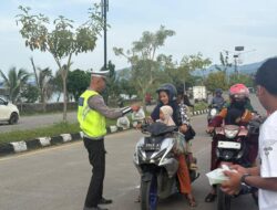 Sinergi Pihak Kepolisian dan Masyarakat: Ditlantas Sulbar Gandeng Ojek Online Bagi Takjil dan Edukasi Kamseltibcarlantas