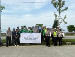 Ditlantas Polda Sulbar Gandeng Komunitas Ojol Bagi Takjil dan Tebarkan Pesan Keselamatan