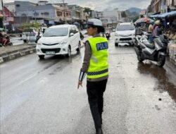Antisipasi Jalan Licin Saat Gerimis, Ditlantas Polda Sulbar Terus Ingatkan Pengendara untuk Tertib Demi Keselamatan