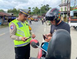 Operasi Keselamatan di Depan Gerbang Terminal Simbuang, Petugas Ajak Tertib dan Selamat Berkendara