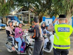 Kolaborasi Jasaraharja-Ditlantas Sulbar: Berbagi Takjil Sambil Jembatani Hubungan Polisi dan Masyarakat