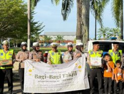 Berkah Ramadan: Ditlantas Polda Sulbar Bagikan Takjil dan Edukasi Keselamatan Lalu Lintas di Lapangan Ahmad Kirang