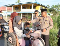 Sentuhan Ramadan di Depan Mako Polsek Sarudu, Kapolres Pasangkayu Turun Langsung Berbagi Takjil