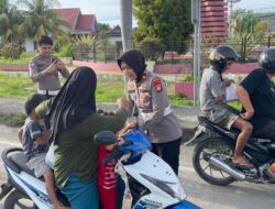 Sat Lantas Polres Pasangkayu Bagikan Takjil Jelang Buka Puasa, Wujud Kepedulian dan Silaturahmi dengan Masyarakat