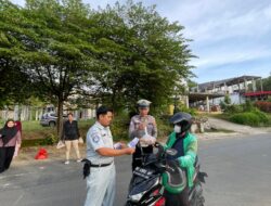 Kolaborasi Ditlantas Polda Sulbar dan Jasaraharja: Berbagi Takjil Sambil Panen Kesadaran Keselamatan Lalu Lintas