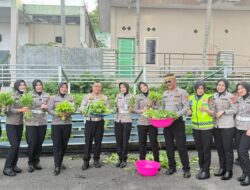 Panen Perdana Pekarangan Pangan Lestari Ditlantas Polda Sulbar, 100 Paket Sayur-Mayur Dibagikan Gratis ke Pengendara Tertib