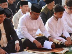 Diatas Bentangan Sajadah Kebersamaan, Kapolres Pasangkayu dan Masyarakat Rayakan Idul Fitri Penuh Haru di Lapangan Merdeka