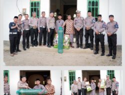 Ramadan Berkah, PJR Ditlantas Polda Sulbar Gelar Kerja Bakti dan Bagi Bantuan di Masjid Nurul Hilal Lengke
