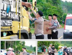Kolaborasi PJR Ditlantas Sulbar dan Komunitas PDM, Bagikan Takjil kepada Pengguna Jalan di Depan Pos Lengke