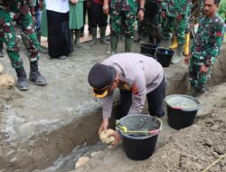 Kapolres Pasangkayu Meletakkan Batu Pertama Jembatan Gantung dalam Kegiatan Ground Breaking