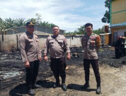 Cepat Tanggap, Polsek Pasangkayu Turun Tangan Tangani Kebakaran Rumah di Salu Balo