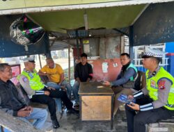 Sosialisasi Masif Keselamatan, Ditlantas Polda Sulbar Bagikan Leaflet dan Edukasi Pengguna Jalan