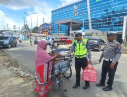 Jumat Penuh Berkah, Ditlantas Polda Sulbar Bagikan Makanan Gratis untuk Ojol dan Tukang Becak