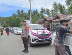 Amankan Iringan Pengantin, Bhabinkamtibmas Polsek Bambalamotu Atur Lalin di Desa Kalola