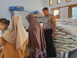 Kawal Penyaluran Bantuan Pangan, Bhabinkamtibmas Bambalamotu Pastikan Distribusi Tepat Sasaran di Kalola