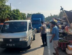 Bhabinkamtibmas Bambalamotu Amankan dan Atur Lalin di Randomayang