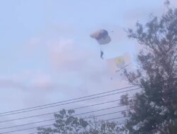 Gabungan TNI, Brimob & Komunitas Sipil Gelar Latihan Terjun Payung Sambut HUT Sulteng ke-62