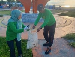 Bupati Andi Muhtar Pimpin Aksi “Jumat Bersih”, Bersihkan Pantai Merpati dan Kolam Labuh