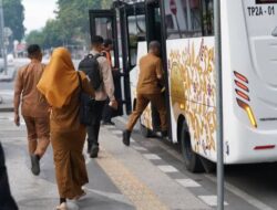 Efek Aturan Walikota,Halte TransPalu Penuh ASN Antre Naik Bus