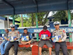 Ditlantas Polda Sulbar Perkuat Pemahaman Tertib Berlalu Lintas Lewat Pembagian Leaflet, Wujudkan Bulan Tertib Berkeselamatan