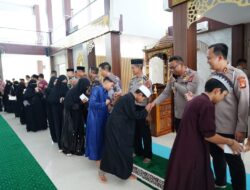Usai Sholat Jumat, Kapolda Sulbar Pimpin Doa Bersama dan Serahkan Santunan Anak Yatim