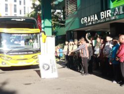 Lepas 483 Jemaah Haji NTT Kloter 80 & 81 di Surabaya, Wagub Johni Asadoma: Syukuri Panggilan Allah dan Jaga Nama Baik Daerah