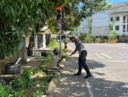 Ditlantas Polda Sulbar Gelar “Jumat Berkah” di Mamuju, Salurkan Bantuan Makanan untuk Pekerja Harian dan Warga Dhuafa