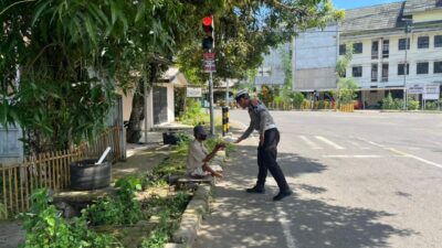 Ditlantas Polda Sulbar Gelar “Jumat Berkah” di Mamuju, Salurkan Bantuan Makanan untuk Pekerja Harian dan Warga Dhuafa