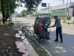 Ditlantas Polda Sulbar Gelar Aksi Sosial “Jumat Berkah”, Bagikan Paket Makanan kepada Pekerja Harian dan Warga Kurang Mampu di Mamuju