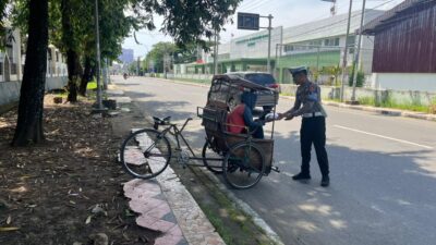 Ditlantas Polda Sulbar Gelar Aksi Sosial “Jumat Berkah”, Bagikan Paket Makanan kepada Pekerja Harian dan Warga Kurang Mampu di Mamuju