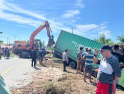 Dugaan Mengantuk, Truk Ekspedisi 10 Roda Masuk Parit di Tikke Raya, Bhabinkamtibmas Polsek Pasangkayu Turun Tangan Evakuasi Bersama Warga