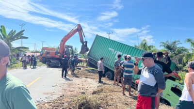 Dugaan Mengantuk, Truk Ekspedisi 10 Roda Masuk Parit di Tikke Raya, Bhabinkamtibmas Polsek Pasangkayu Turun Tangan Evakuasi Bersama Warga