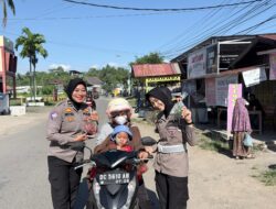 Polantas Menyapa: Pengendara Tertib di Mamuju Dapat Hadiah Sayuran Segar Hasil Kebun Ditlantas Polda Sulbar