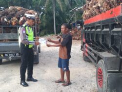 Satlantas Polres Pasangkayu Gencar Sosialisasi Anti-ODOL, Sopir Truk Sawit Diajak Tertib Muatan & Pasang Jaring Pengaman