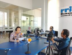 Tekan Angka Kecelakaan di Sulbar, Ditlantas Polda Sulbar Gencarkan Edukasi Lewat Program “Polantas Menyapa” di RRI Mamuju