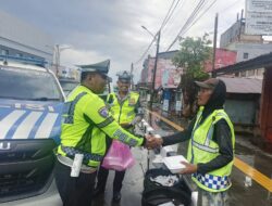 Wujud Kepedulian Sosial, Ditlantas Polda Sulbar Bagikan Paket Makanan Gratis dalam Program “Jumat Berkah” di Mamuju