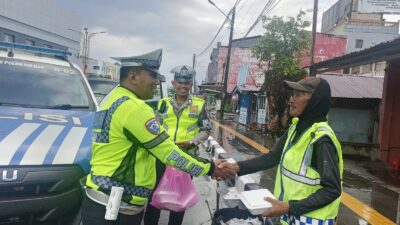 Wujud Kepedulian Sosial, Ditlantas Polda Sulbar Bagikan Paket Makanan Gratis dalam Program “Jumat Berkah” di Mamuju