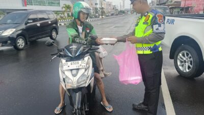 Pendekatan Humanis Polantas Sulbar: Sambil Berbagi Rezeki, Petugas Selipkan Pesan Keselamatan Berlalu Lintas kepada Warga