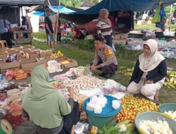 Jaga Stabilitas Ekonomi, Bhabinkamtibmas Polsek Bambalamotu Pantau Harga dan Ketersediaan Sembako di Pasar Tradisional