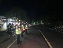 Sambil Atur Lalu Lintas, Personel PJR Polda Sulbar Aktif Sapa Warga dan Edukasi Keselamatan di Pasar Malam