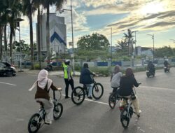 Humanis dan Sigap, Personel Lalu Lintas Polda Sulbar Bantu Pejalan Kaki dan Edukasi Pengendara di Jam Sibuk
